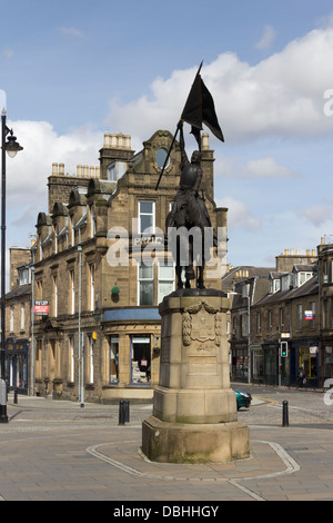 Das Hornshole Pferd Denkmal im Zentrum von Hawick. Die Statue erinnert an die Schlacht von Hornshole im Jahre 1514. Stockfoto