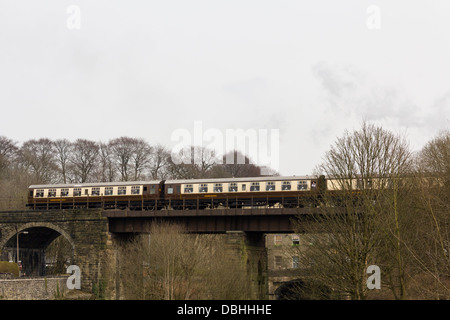 "Die Lancastrian" kulinarisches Zug auf der East Lancashire Railway (ELR) über die Brücke über den Fluss Irwell am Summerseat. Stockfoto