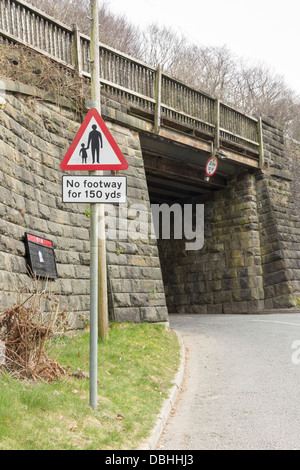 Verkehr-Warnsignal für Fußgänger auf der Straße auf einer Strecke ohne Fußweg oder Pflaster. Stockfoto