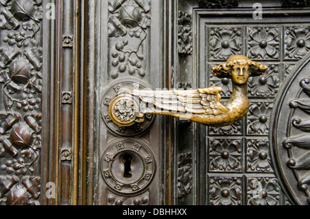 Deutschland, Köln. Historische gotische Kölner Dom, höchste Kirche in Europa. Tür-Detail. Stockfoto