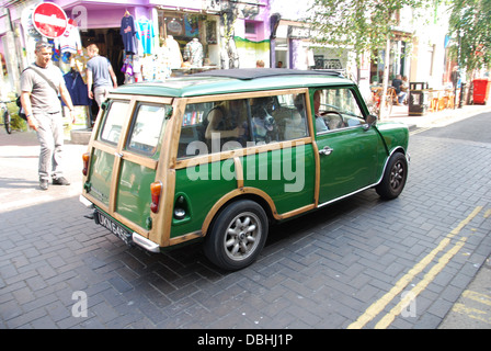 klassische Mini Countryman in Sydney Street, North Laine Stadtteil Brighton Vereinigtes Königreich Stockfoto