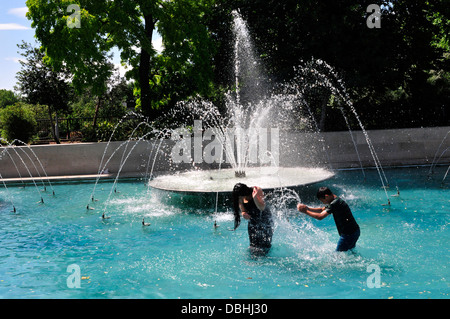Zwei Kinder spielen am Marble Arch Brunnen, London, UK Stockfoto