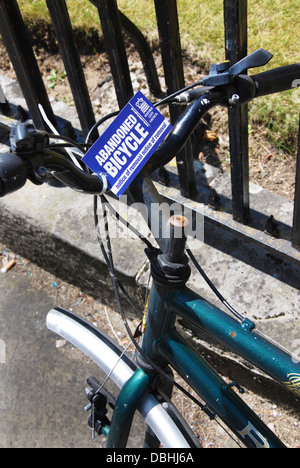 Fahrrad am Radcliffe Square Oxford UK aufgegeben Stockfoto