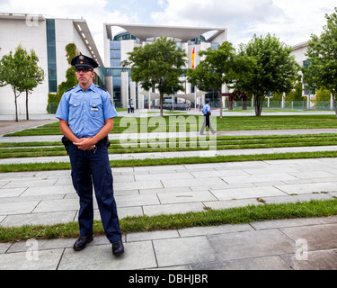 Ein deutscher Polizist steht vor dem Glas und Beton Kanzleramt Neubau (Bundeskanzleramt) - Berlin Stockfoto