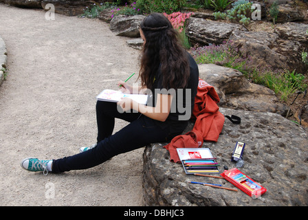 Kunststudentin in The University of Oxford Botanic Garden in der Nähe von Magdalen College in Oxford UK Stockfoto