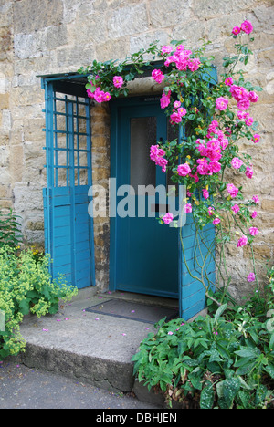 charmante Eingang zum Wohnhaus in Snowshill, Gloucestershire, UK Stockfoto