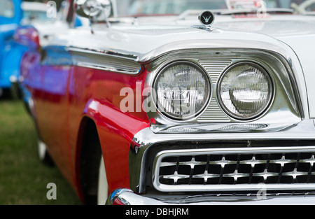 Ford Fairlane 500 Skyliner Detail. 1950er Jahre amerikanisches Auto Stockfoto