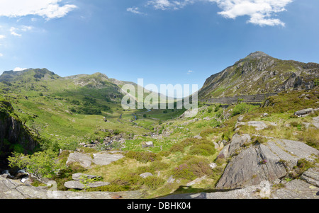 Panorama des U förmigen vergletscherten Nant Ffrancon Tal von Foel Goch (links) zum Stift yr Ole Wen (rechts) Stockfoto