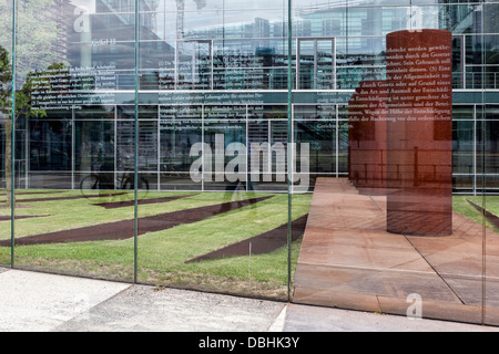 Glaswand vor dem Jakob-Kaiser-Haus enthält ersten 19 Artikeln des Grundgesetzes Stockfoto