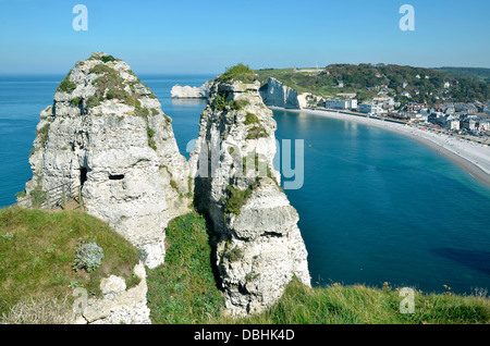 Die zwei Gipfel des "La Chambre des Demoiselles" auf den berühmten Klippen von Etretat, Gemeinde im Département Seine-Maritime, Frankreich Stockfoto