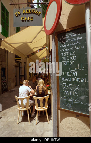 Mehrsprachiges Menü im Zentrum von Palma De Mallorca. Stockfoto