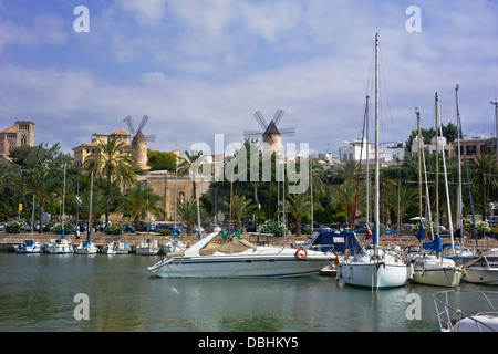 Windmühlen und Boote in Palma De Mallorca, Balearen, Spanien Stockfoto