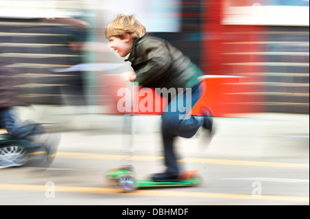 Junge mit Roller Stockfoto