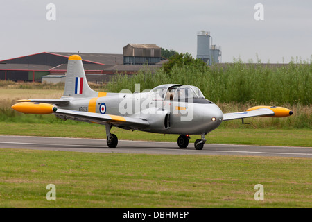 Hunting Percival Jet Provost T4 XR673 G-BXLO Rollen entlang der Start-und Landebahn am Flugplatz Sandtoft Stockfoto