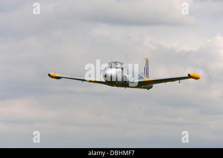 Percival Jet Provost T4 XR673 G-BXLO im Flug über Sandtoft Flugplatz Jagd Stockfoto