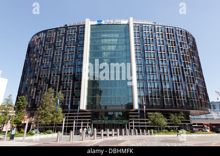 Weitwinkelaufnahme des Park Plaza Hotels. von Westminster Bridge Road. Stockfoto