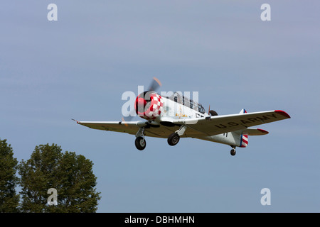 North American AT - 6D Harvard III EP-H D 42-84555 G-ELMH Start vom Flugplatz Breighton Stockfoto