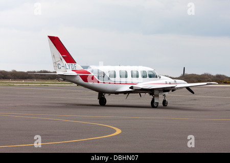 Piper PA-31-350 Häuptling Navajo G-LYDF der Lydd Air auf Asphalt Schürze am Lydd Flughafen geparkt Stockfoto