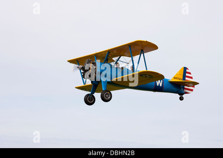 Boeing Stearman PT13D (E75) Kaydet U.S. Army Air Force 104 N4712V Start vom Flugplatz Breighton Stockfoto