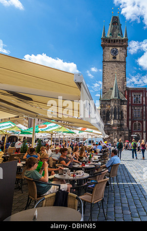 Café im Freien im Prager Altstädter Ring (Staromestske Namesti) mit dem Rathaus (Staromestska Radnice) in der Ferne. Stockfoto