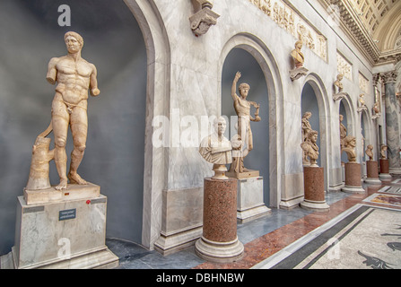 Römische Statuen in der Galerie der Vatikanischen Museen in Rom, Italien Stockfoto