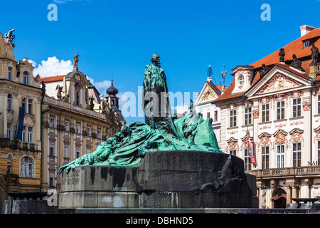 Das Jan-Hus-Denkmal mit dem Kinsky-Palast auf der rechten Seite auf den Altstädter Ring, Prag. Stockfoto