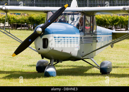 Chrislea CH3 Super Ace Serie 2 G-AKLW geparkt auf dem Rasen am Wickenby Flugplatz Stockfoto