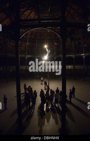 London, UK. 31. Juli 2013. "Zeitmesser", eine Zeitmessung Gerät von führenden britischen Künstler Conrad Shawcross ist eine eigens in Auftrag gegebene groß angelegte Lichtinstallation als Reaktion auf des Rundhaus ikonischen Main Raum und werden im August 2013 im Rahmen der Bloomberg Sommer im Roundhouse. Tickets werden auf einer Pay-was-Sie-wie Basis, Zugang für alle. Foto: Nick Savage/Alamy Live-Nachrichten Stockfoto