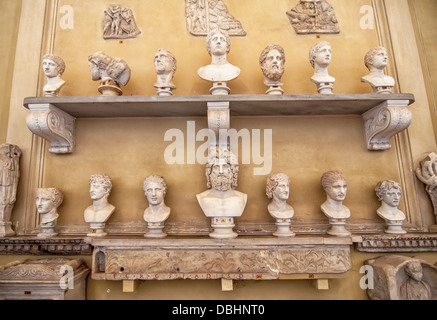Sammlung von Skulpturen der Köpfe in den Vatikanischen Museen Stockfoto