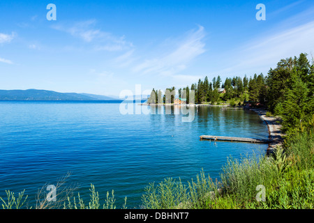Ansicht des Flathead Lake vom Ostufer auf Highway 35, Montana, USA Stockfoto
