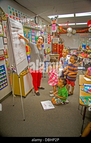 Schüler der ersten Klasse lernen Mandarin-Chinesisch in Laguna Niguel, CA, Grundschule Stockfoto