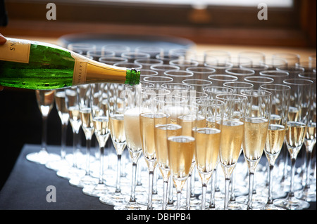 Champagner in Strömen Stockfoto