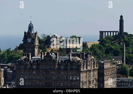 Das Hotel Balmoral (ehemals North British) und Calton Hill im Zentrum von Edinburgh, Schottland, fotografiert von der Burg. Stockfoto