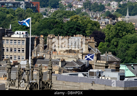 Zwei schottische (Saltire oder St Andrews Cross) Fahnen über die West End von Edinburgh, fotografiert von der Burg. Stockfoto