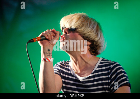 Tim Burgess von The Charlatans, die live am Kendal Calling Festival 2013 auf der Hauptbühne. Stockfoto