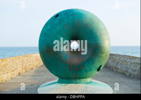 Flott bekannt lokal als The Donut von Bildhauer Künstler Hamish Black direkt am Meer in Brighton East Sussex England UK Stockfoto