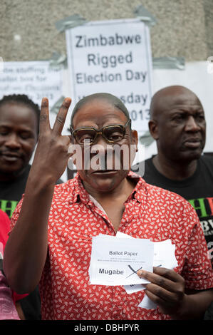 London, UK. 31. Juli 2013. Demonstranten halten eine Mahnwache von Gesang und Tanz in London. Simbabwe geht heute an die Urnen in einer allgemeinen Wahl, die viele glauben, der derzeitige Präsident Robert Mugabe manipuliert wird. Bildnachweis: Lee Thomas/Alamy Live-Nachrichten Stockfoto