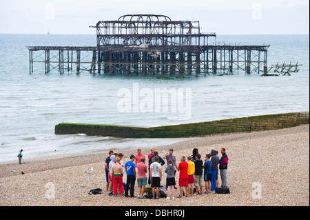 Rettungsschwimmer auf erste-Hilfe-Kurs am Meer mit West Pier im Hintergrund bei Brighton East Sussex England UK Stockfoto