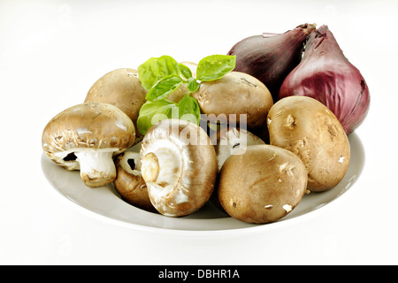 Champignons-Zwiebeln auf einem Teller mit weißem Hintergrund Stockfoto