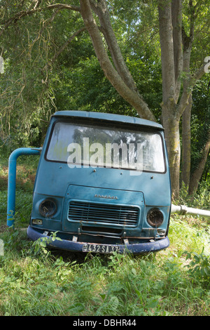 Ein alter Peugeot van umgebaut und ausgestattet mit einer Wasserpumpe, Felder zu bewässern zu helfen Stockfoto