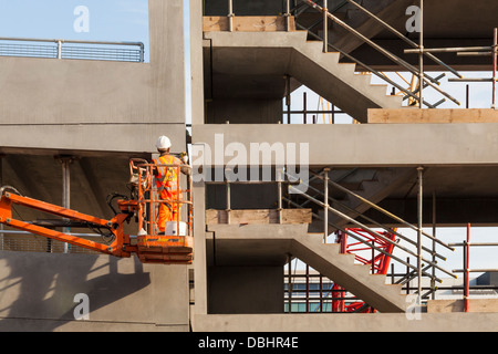 Arbeiter auf einer Baustelle im Gebäude der ein mehrstöckiges Parkhaus, Nottingham, England, Großbritannien Stockfoto