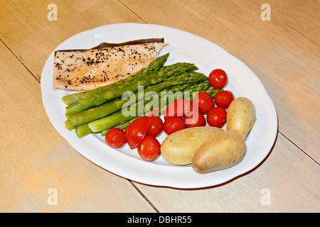 Fisch und Gemüse auf einem Teller Stockfoto