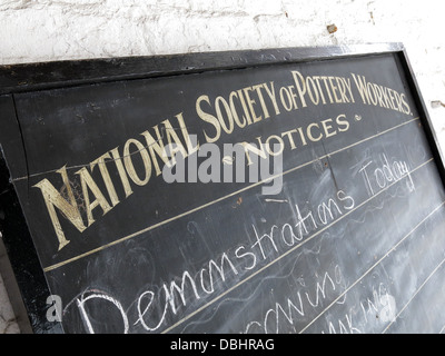 Nationale Gesellschaft der Töpferei Arbeitnehmer schwarzen Brett von Longton Stoke-on-Trent Great Britain im Gladstone Pottery Museum Stockfoto