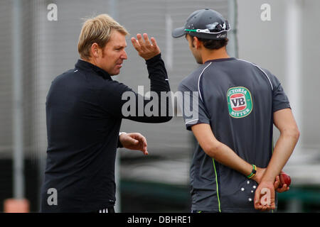 Manchester, UK. 31. Juli 2013. Shane Warne berät Nathan Lyon während des offiziellen Trainings vor der Investec Asche 3. Testspiel im Old Trafford Cricket Ground am 31. Juli 2013 in London, England. Bildnachweis: Mitchell Gunn/ESPA/Alamy Live-Nachrichten Stockfoto