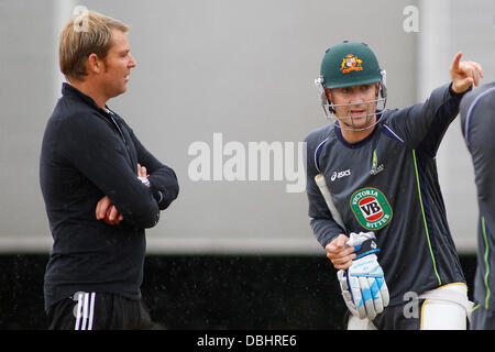 Manchester, UK. 31. Juli 2013. Shane Warne und Michael Clarke während des offiziellen Trainings vor der Investec Asche 3. Testspiel im Old Trafford Cricket Ground am 31. Juli 2013 in London, England. Bildnachweis: Mitchell Gunn/ESPA/Alamy Live-Nachrichten Stockfoto