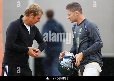 Manchester, UK. 31. Juli 2013. Shane Warne und Michael Clarke während des offiziellen Trainings vor der Investec Asche 3. Testspiel im Old Trafford Cricket Ground am 31. Juli 2013 in London, England. Bildnachweis: Mitchell Gunn/ESPA/Alamy Live-Nachrichten Stockfoto