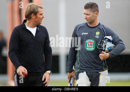 Manchester, UK. 31. Juli 2013. Shane Warne und Michael Clarke während des offiziellen Trainings vor der Investec Asche 3. Testspiel im Old Trafford Cricket Ground am 31. Juli 2013 in London, England. Bildnachweis: Mitchell Gunn/ESPA/Alamy Live-Nachrichten Stockfoto