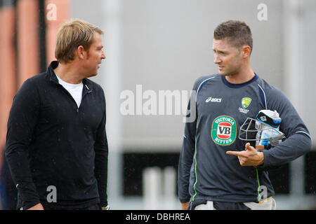 Manchester, UK. 31. Juli 2013. Shane Warne und Michael Clarke während des offiziellen Trainings vor der Investec Asche 3. Testspiel im Old Trafford Cricket Ground am 31. Juli 2013 in London, England. Bildnachweis: Mitchell Gunn/ESPA/Alamy Live-Nachrichten Stockfoto