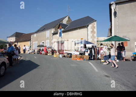 Stände auf am französischen Brocante Flohmarkt Stockfoto