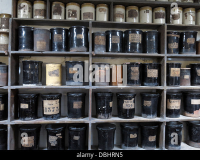 Farbe Glasur Flaschen von Longton Stoke-on-Trent Great Britain zeigt Töpfereien Erbe im Gladstone Pottery Museum Stockfoto